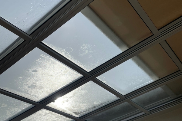 Cómo un techo móvil de cristal transforma la terraza