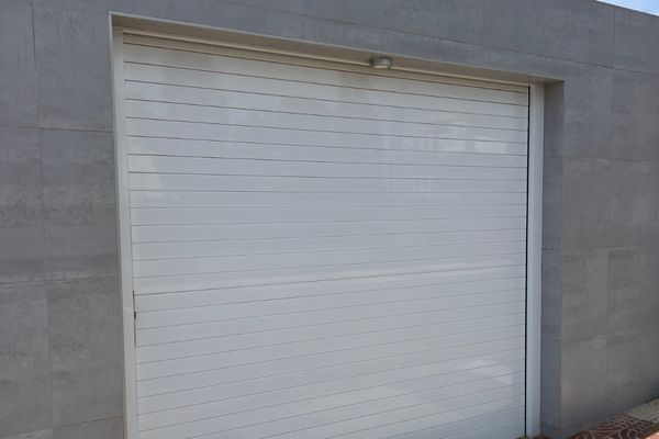 Instalación profesional de puertas enrollables industriales