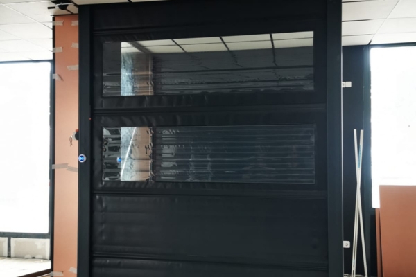 Instalación profesional de puertas rápidas industriales