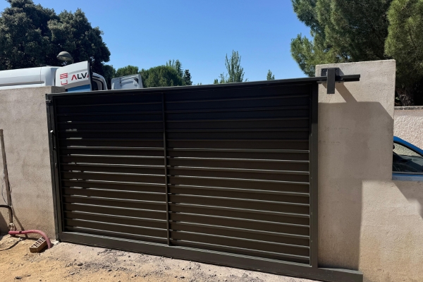 Por Qué Elegir una Puerta de Aluminio para el Exterior