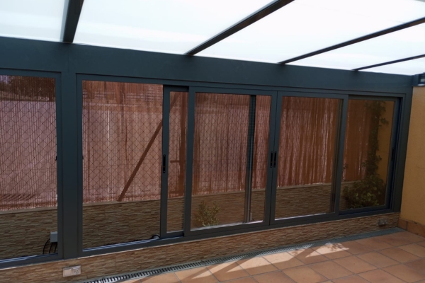 Qué es un cerramiento de terraza con cortinas de cristal