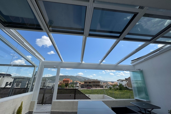 Qué son los techos móviles de cristal