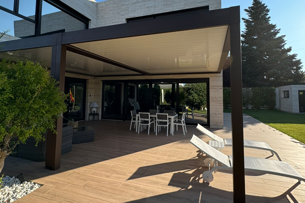 Ventajas de instalar una pérgola bioclimática en la terraza